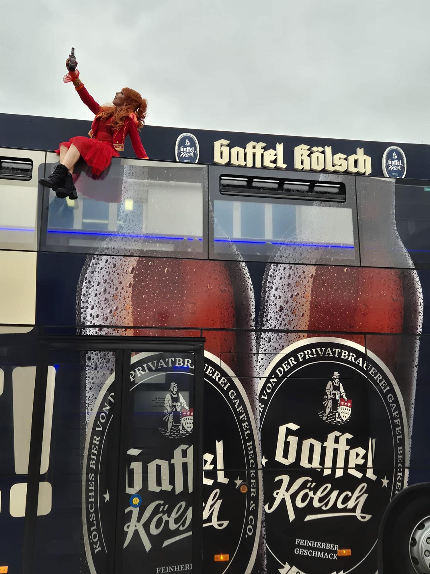 Kölsch-Tourbus Marieche auf dem Oberdeck des blauen Gaffel Busses