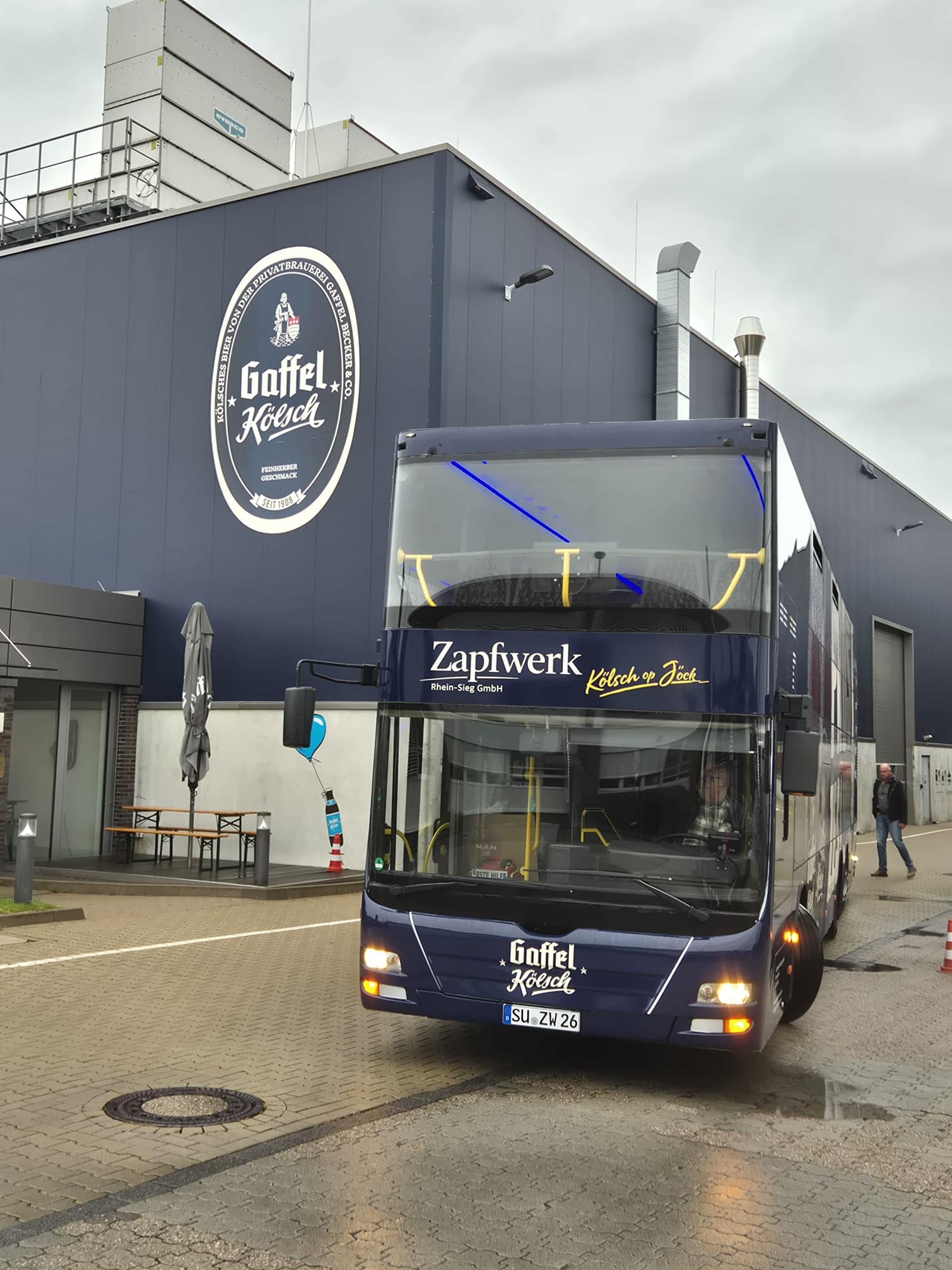 Kölsch-Tourbus Blauer Gaffel Tourbus vor der Brauerei