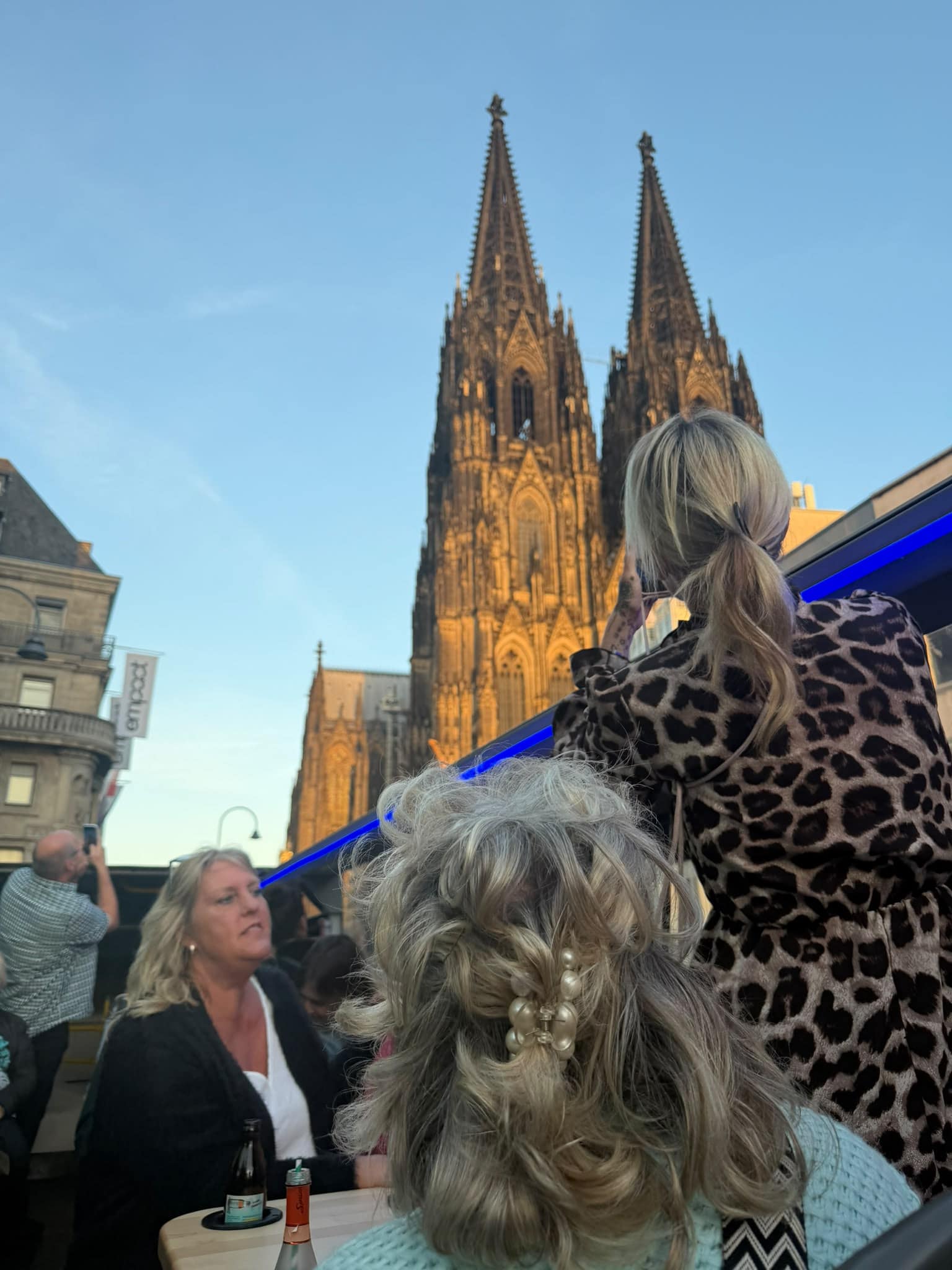 Kölsch-Tourbus Blick vom offenen Oberdeck des Tourbusses auf den Kölner Dom