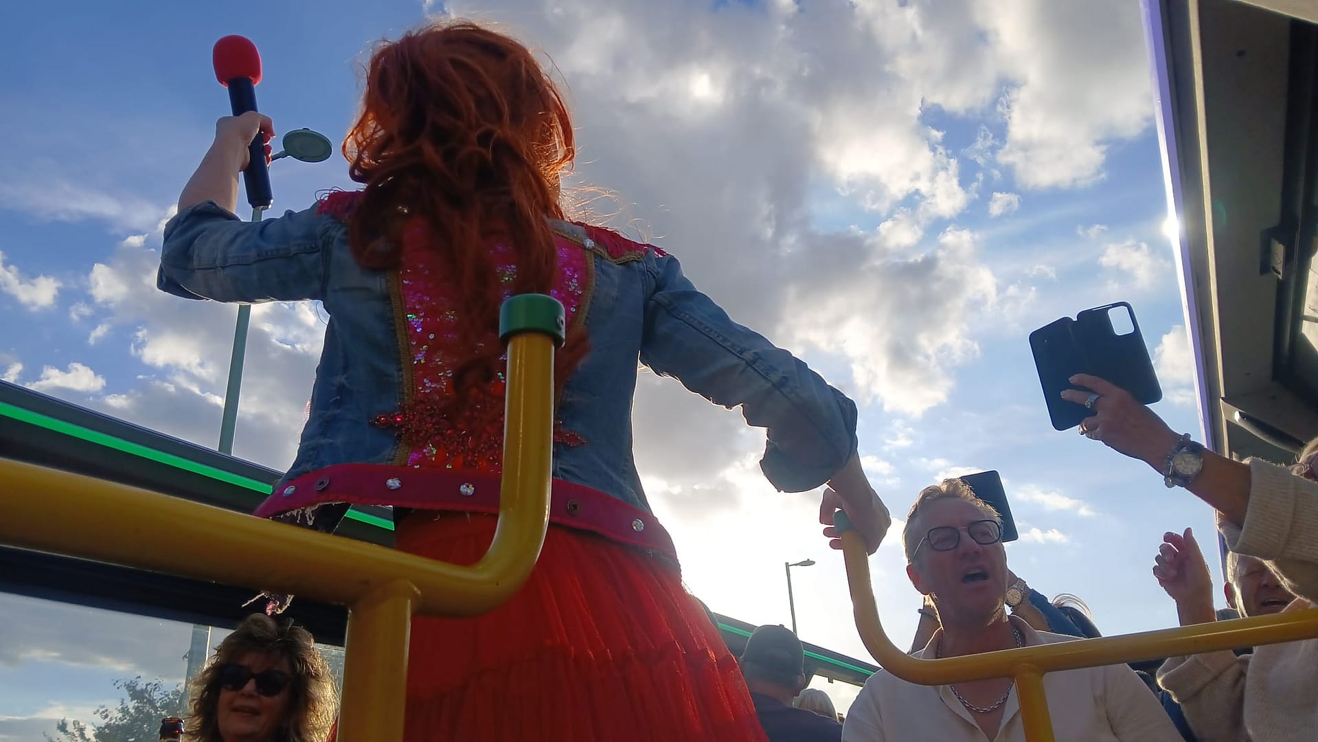 Kölsch-Tourbus Marieche und ein Gast auf dem offenen Oberdeck des Tourbusses
