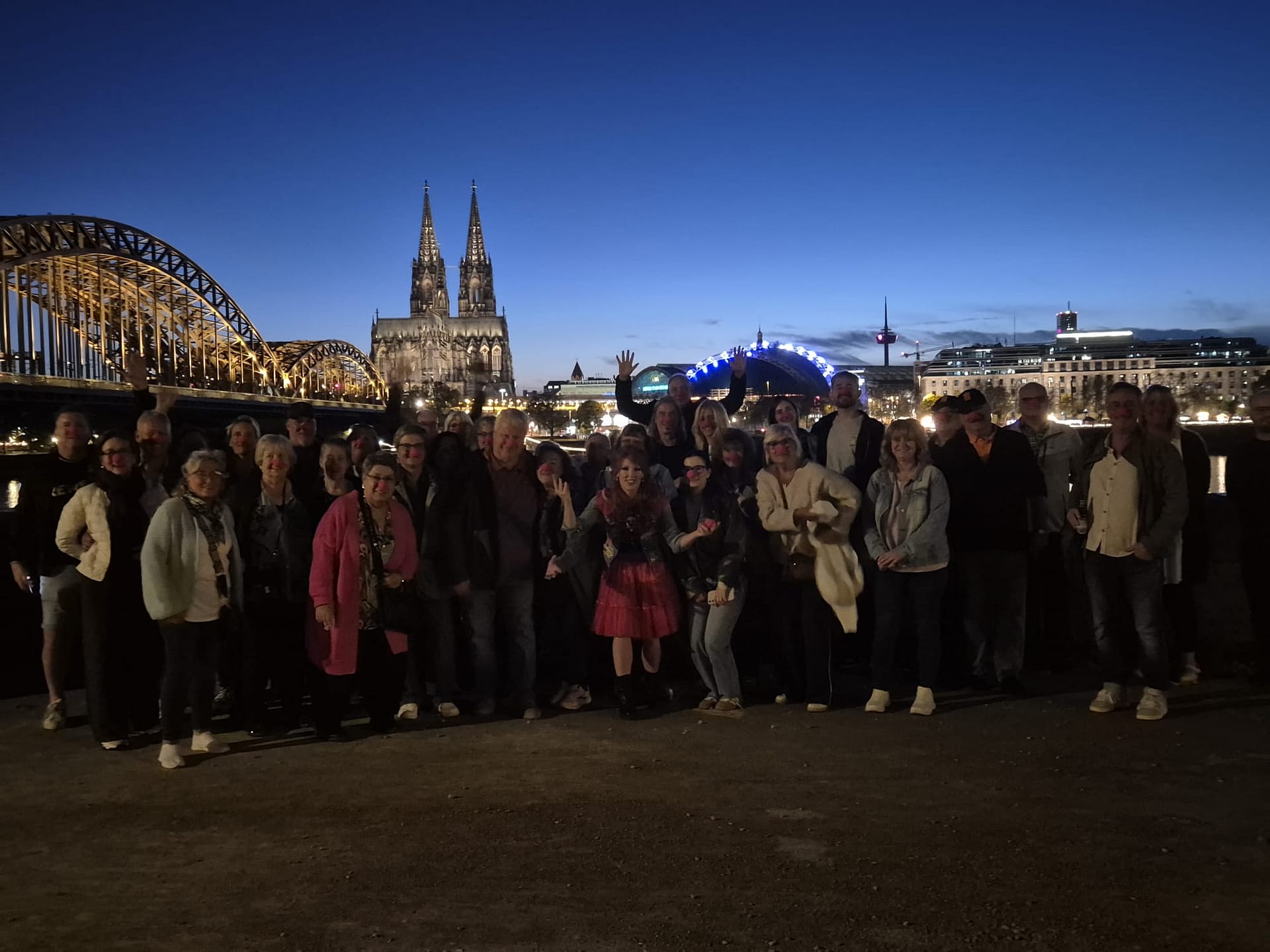 Home Gruppe am Rhein mit dem Kölner Dom im Hintergrund bei Kölsch, Konfetti & Jeföhl