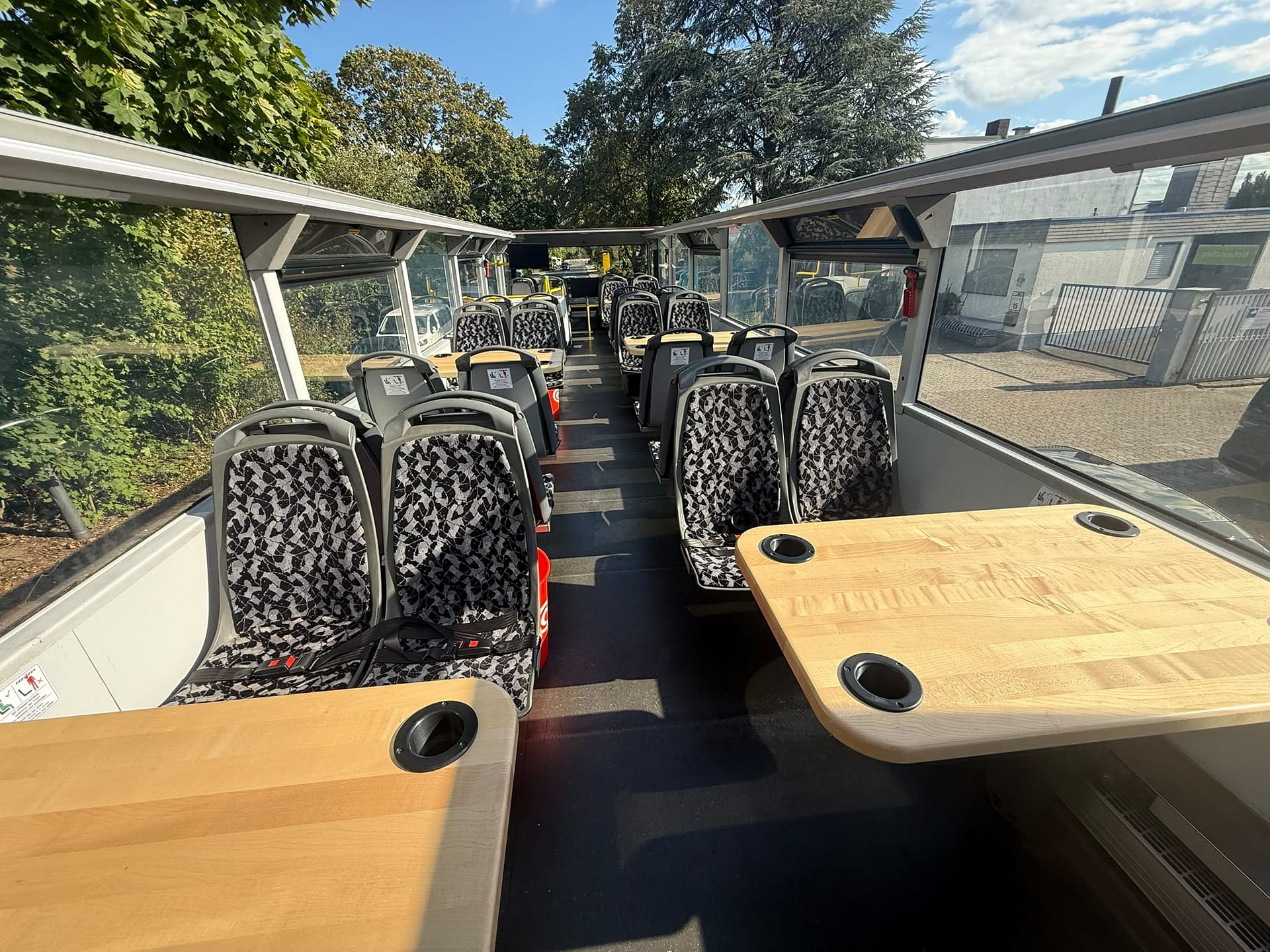 Kölsch-Tourbus Offenes Oberdeck des Cabrio Doppeldeckers mit Sitzplätzen und Tischen