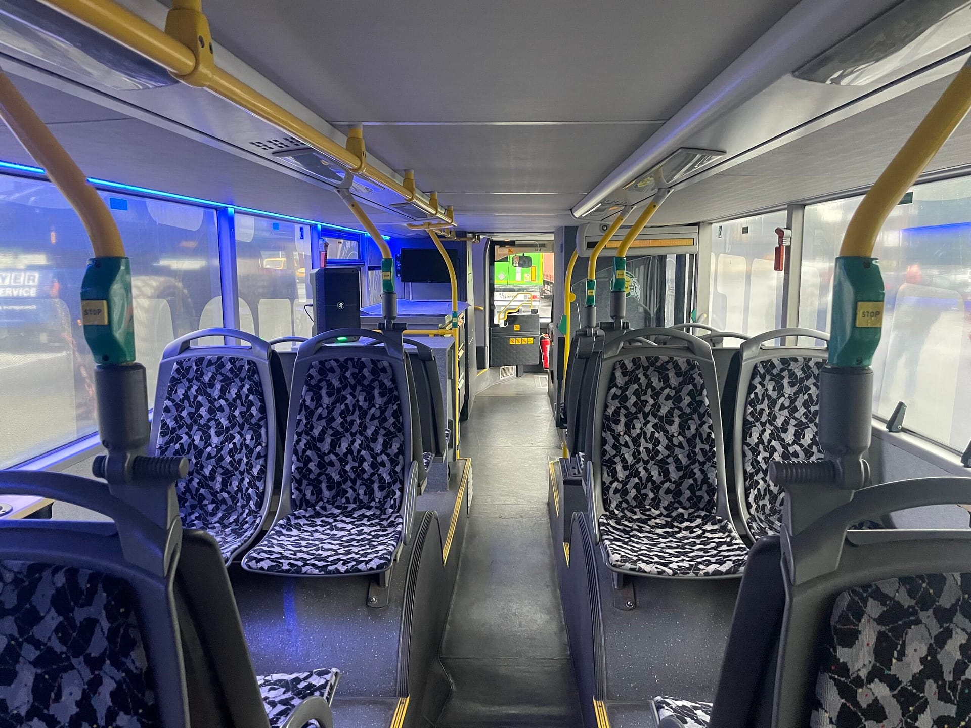 Kölsch-Tourbus Sitzbereich im Kölsch Tourbus mit Mittelgang und blauer Beleuchtung