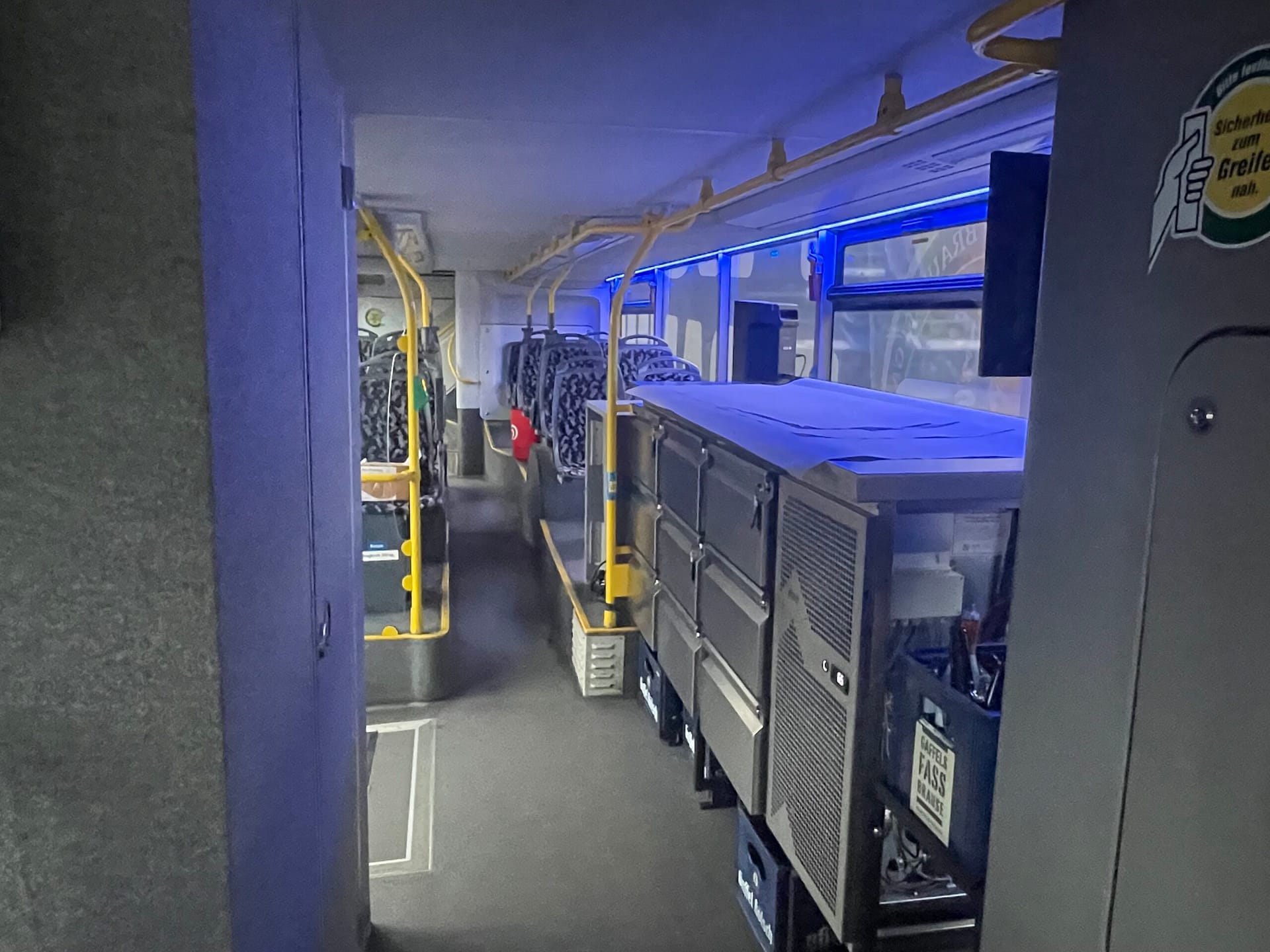 Home Barbereich im Kölsch Tourbus mit blauer Beleuchtung