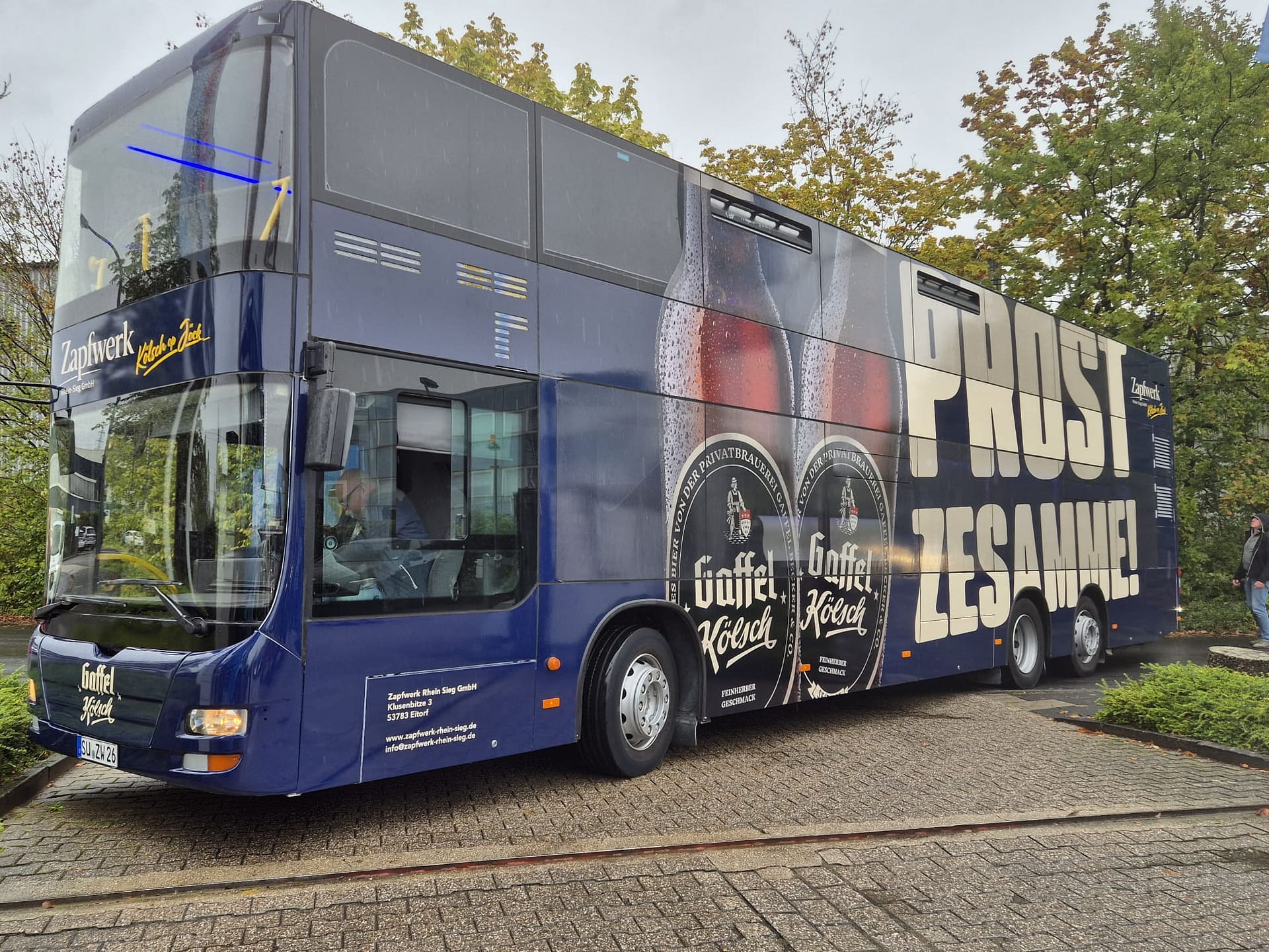 Kölsch-Tourbus Seitenansicht des Gaffel Doppeldeckers mit Kölsch Werbung
